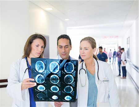 simsearch:6113-07589288,k - Doctors examining x-rays in hospital hallway Stock Photo - Premium Royalty-Free, Code: 6113-07761977