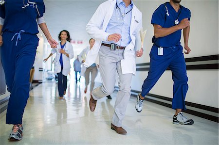 Doctors and nurses rushing in hospital hallway Foto de stock - Sin royalties Premium, Código: 6113-07761932