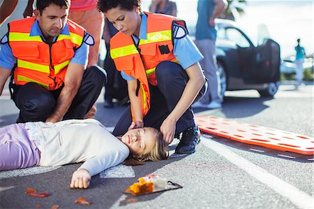 simsearch:6113-08321681,k - Paramedics examining injured girl on street Photographie de stock - Premium Libres de Droits, Code: 6113-07762058