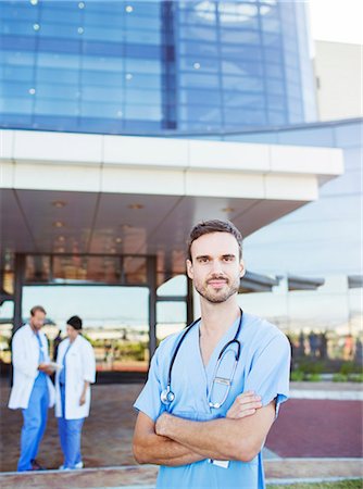 eine person - Nurse standing outside hospital Stockbilder - Premium RF Lizenzfrei, Bildnummer: 6113-07762094