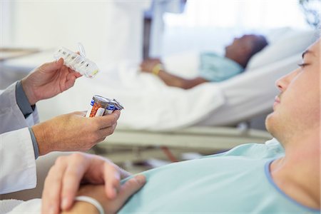 simsearch:6113-06908243,k - Doctor explaining medication to patient in hospital Stock Photo - Premium Royalty-Free, Code: 6113-07762011