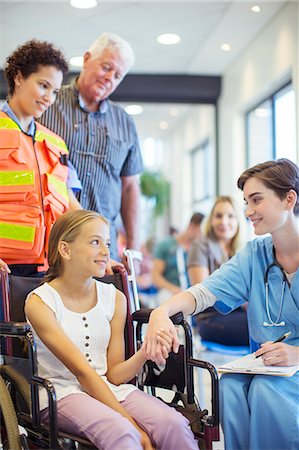 Nurse talking to patient in hospital Photographie de stock - Premium Libres de Droits, Code: 6113-07762027