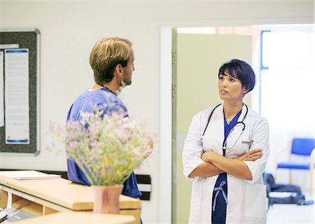simsearch:640-03257612,k - Doctor and nurse talking in hospital Stock Photo - Premium Royalty-Free, Code: 6113-07762025