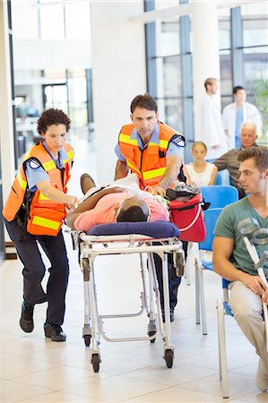 Paramedics wheeling patient in hospital Stockbilder - Premium RF Lizenzfrei, Bildnummer: 6113-07762030