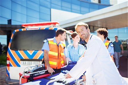 shipping (moving goods) - Doctor with paramedics outside hospital Stock Photo - Premium Royalty-Free, Code: 6113-07762039