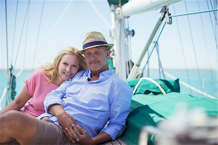 Couple sitting on deck of sailboat Foto de stock - Sin royalties Premium, Código: 6113-07762146