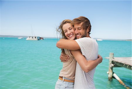 Couple hugging near water Photographie de stock - Premium Libres de Droits, Code: 6113-07762173