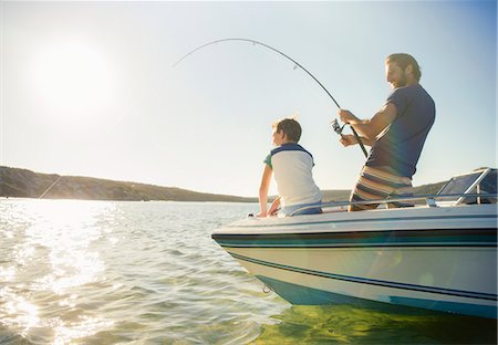 pêches - Father and son fishing on boat Photographie de stock - Premium Libres de Droits, Code: 6113-07762119