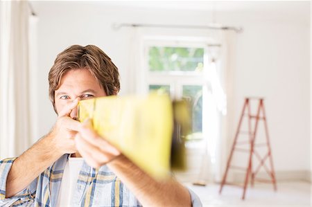 renovating - Man holding wood close to face Stock Photo - Premium Royalty-Free, Code: 6113-07762254