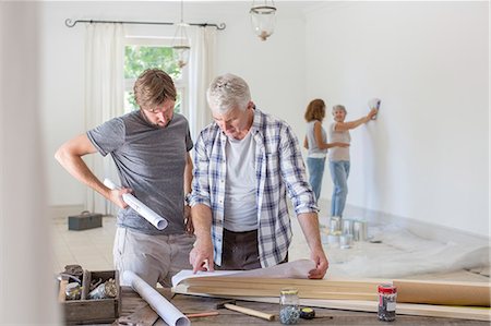 painting a house - Family working in living space together Foto de stock - Sin royalties Premium, Código: 6113-07762263