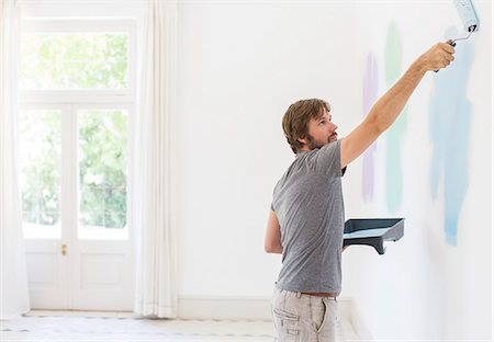 simsearch:6113-07762259,k - Man painting wall in living space Foto de stock - Sin royalties Premium, Código: 6113-07762264