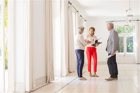 rentner (männlich und weiblich) - Older couple talking with woman in living space Stockbilder - Premium RF Lizenzfrei, Bildnummer: 6113-07762232