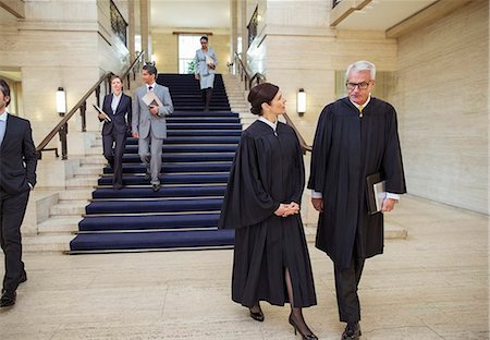Judges and lawyers walking through courthouse Foto de stock - Sin royalties Premium, Código: 6113-07762349