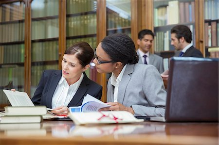 Lawyers talking in chambers Photographie de stock - Premium Libres de Droits, Code: 6113-07762350