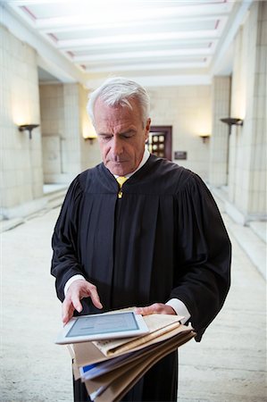 senior man digital tablet - Judge using digital tablet in courthouse Foto de stock - Sin royalties Premium, Código: 6113-07762376