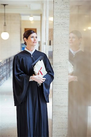 Judge looking out window in courthouse Foto de stock - Sin royalties Premium, Código: 6113-07762392