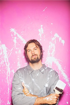 painter - Man smiling in front of wall holding paintbrush Foto de stock - Sin royalties Premium, Código: 6113-07762312