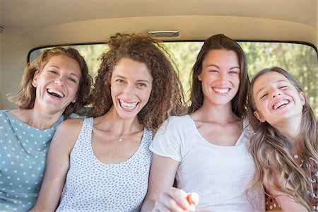 For women sitting in car backseat together Photographie de stock - Premium Libres de Droits, Code: 6113-07762496