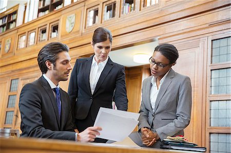 décision - Lawyers examining documents in court Photographie de stock - Premium Libres de Droits, Code: 6113-07762418