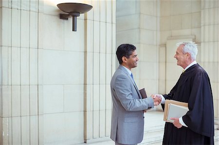 Judge and lawyer shaking hands in courthouse Foto de stock - Sin royalties Premium, Código: 6113-07762430