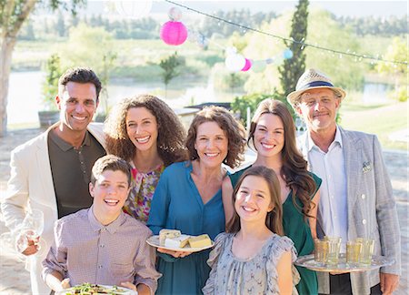 Family smiling together outdoors Foto de stock - Sin royalties Premium, Código: 6113-07762546