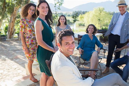 Family gathered on backyard patio Photographie de stock - Premium Libres de Droits, Code: 6113-07762550