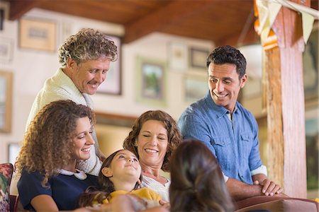 reunión social - Family gathered on the couch together Foto de stock - Sin royalties Premium, Código: 6113-07762577