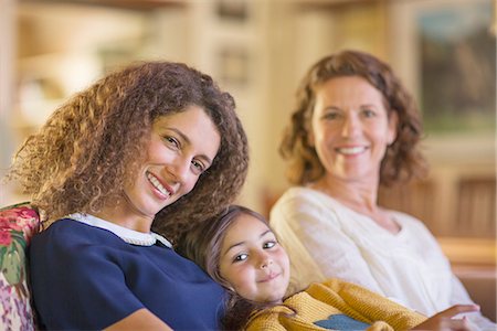 simsearch:6113-07648774,k - Three generations of women relaxing on couch together Foto de stock - Sin royalties Premium, Código: 6113-07762581