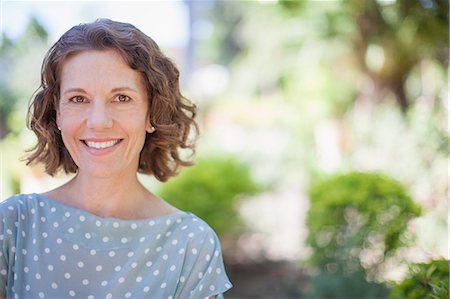 Older woman smiling outdoors Foto de stock - Sin royalties Premium, Código: 6113-07762595