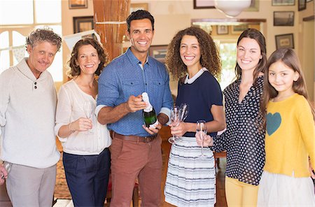 Family celebrating with drinks Foto de stock - Sin royalties Premium, Código: 6113-07762513