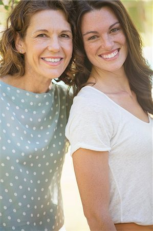 simsearch:6113-07762525,k - Mother and daughter smiling together outdoors Fotografie stock - Premium Royalty-Free, Codice: 6113-07762511