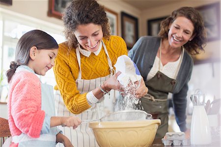 simsearch:693-06435976,k - Three generations of woman baking together Photographie de stock - Premium Libres de Droits, Code: 6113-07762515