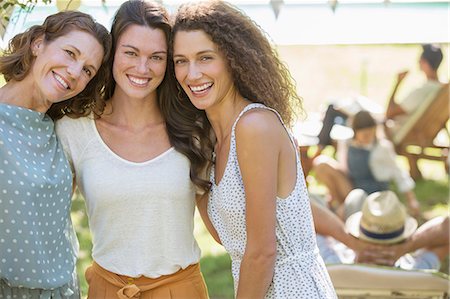 drei personen - Family hugging at family picnic Photographie de stock - Premium Libres de Droits, Code: 6113-07762525