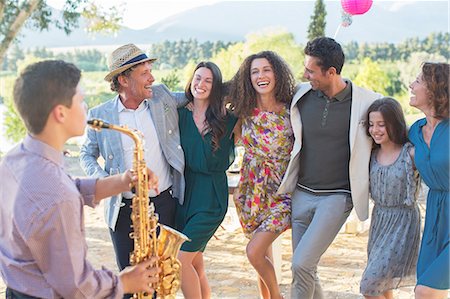 Family dancing together outdoors Photographie de stock - Premium Libres de Droits, Code: 6113-07762530