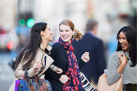 einkaufen - Women walking together on city street Stockbilder - Premium RF Lizenzfrei, Bildnummer: 6113-07790190