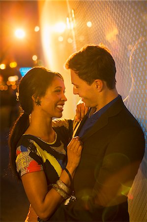 romance couple - Couple hugging on city street at night Foto de stock - Sin royalties Premium, Código: 6113-07790207