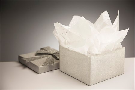 donner - Close up of opened gift with tissue paper Photographie de stock - Premium Libres de Droits, Code: 6113-07790380