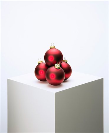 simsearch:614-08869873,k - Pile of Christmas ornaments on pedestal Foto de stock - Sin royalties Premium, Código: 6113-07790393