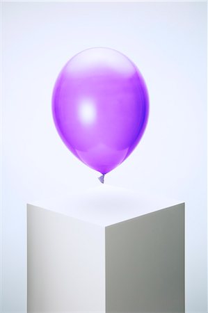 simsearch:6113-07790397,k - Purple balloon hovering over pedestal Stockbilder - Premium RF Lizenzfrei, Bildnummer: 6113-07790392