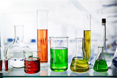 Beakers of various solutions on shelf in lab Photographie de stock - Premium Libres de Droits, Code: 6113-07790312