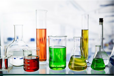 simsearch:6113-07790308,k - Beakers of various solutions on shelf in lab Foto de stock - Sin royalties Premium, Código: 6113-07790312