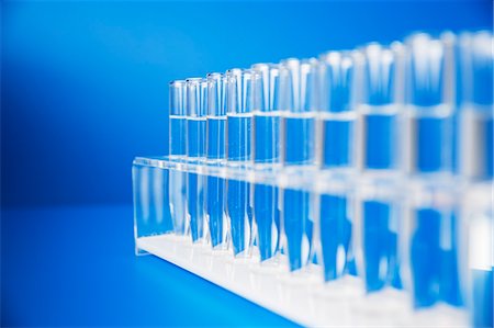 simsearch:6113-07790363,k - Rack of test tubes with solution on blue counter Foto de stock - Sin royalties Premium, Código: 6113-07790337