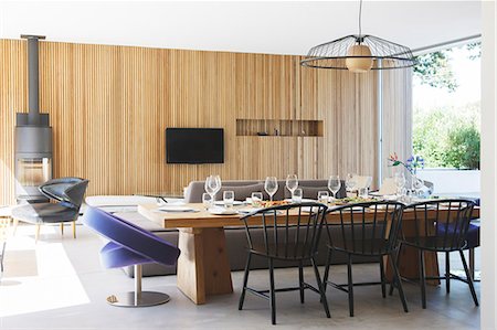 Dining table, sofas and television in open living room and dining room Foto de stock - Sin royalties Premium, Código: 6113-07790458