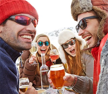 Friends celebrating with drinks in snow Photographie de stock - Premium Libres de Droits, Code: 6113-07790581