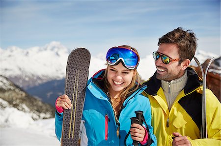 simsearch:6113-07790716,k - Couple holding skis together Photographie de stock - Premium Libres de Droits, Code: 6113-07790590