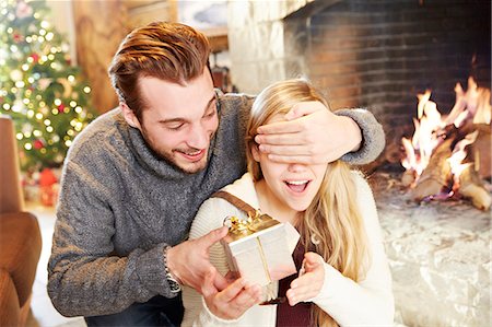 surprise - Couple exchanging gifts on Christmas Photographie de stock - Premium Libres de Droits, Code: 6113-07790591