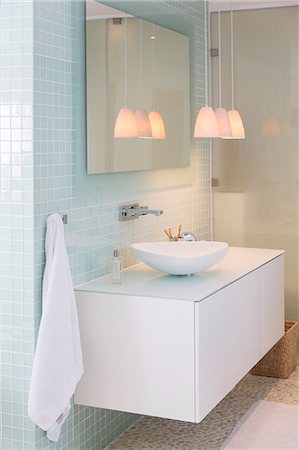 simsearch:6113-07731103,k - Sink, mirror and lamps in modern bathroom Fotografie stock - Premium Royalty-Free, Codice: 6113-07790517