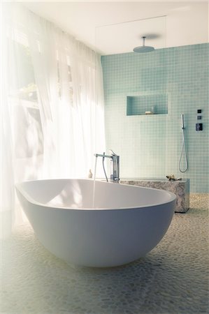 Water pouring into bathtub in modern bathroom Foto de stock - Sin royalties Premium, Código: 6113-07790519
