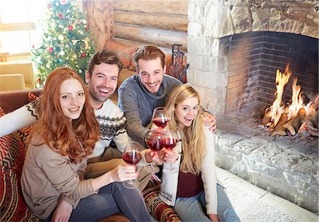 Friends celebrating with drinks in log cabin Stockbilder - Premium RF Lizenzfrei, Bildnummer: 6113-07790604