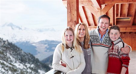 Family smiling on balcony together Photographie de stock - Premium Libres de Droits, Code: 6113-07790624